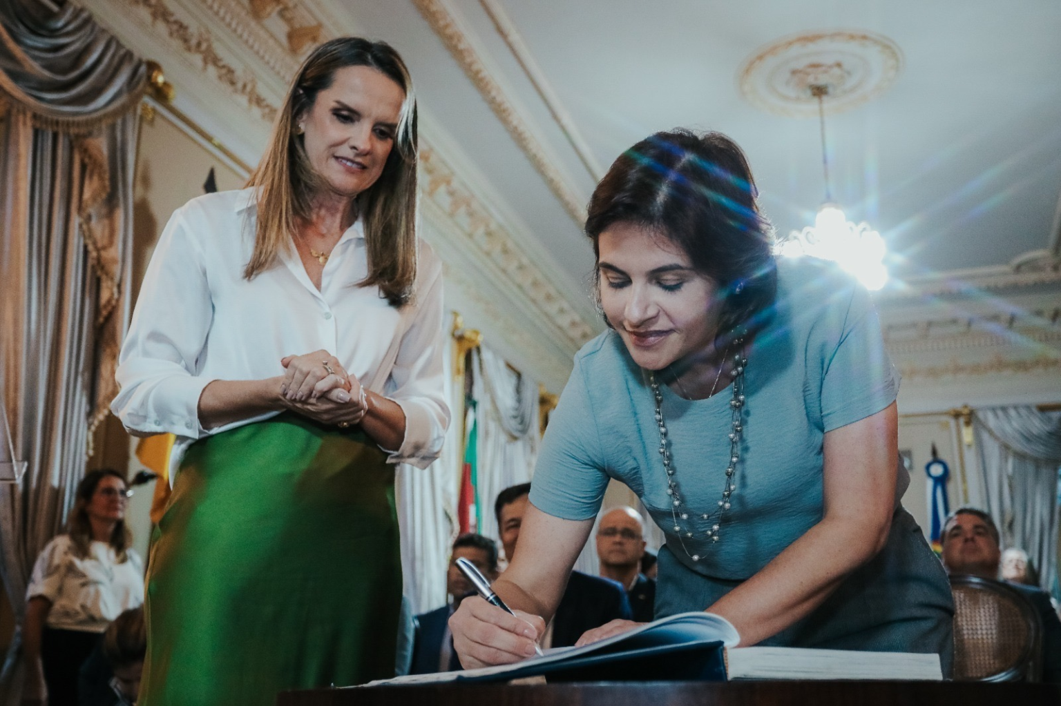 Governadora em exercício, Priscila Krause empossa Ivete Lacerda como secretária de Esportes