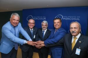 Humberto Costa assume presidência do Parlasul e se torna primeiro parlamentar do Nordeste no posto