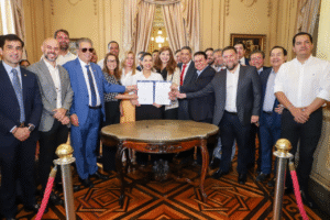 Ao lado de deputados estaduais, governadora Raquel Lyra sanciona lei que autoriza empréstimo de R$ 1,5 bilhão para obras estruturadoras em Pernambuco