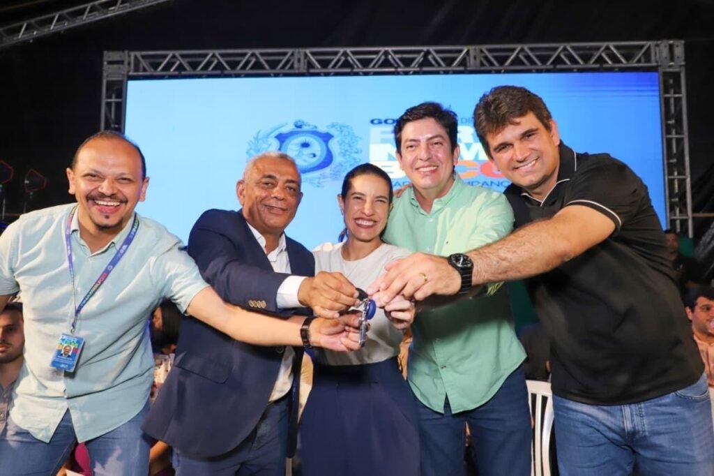 Na Zona da Mata Norte, autoriza início de obras de creche, investe em parcerias de urbanização e cultura, em Tracunhaém, e entrega ônibus escolares em Lagoa de Itaenga