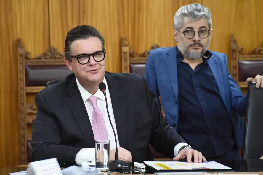 Número 2 de ministério de Wolney Queiroz é preso em operação contra fraudes no INSS, e ministro demite-o