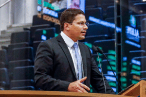 Pastor Júnior Tércio, autor do projeto que combate os “bailes do inferninho”, agora age contra o “Baile B13” no Jordão