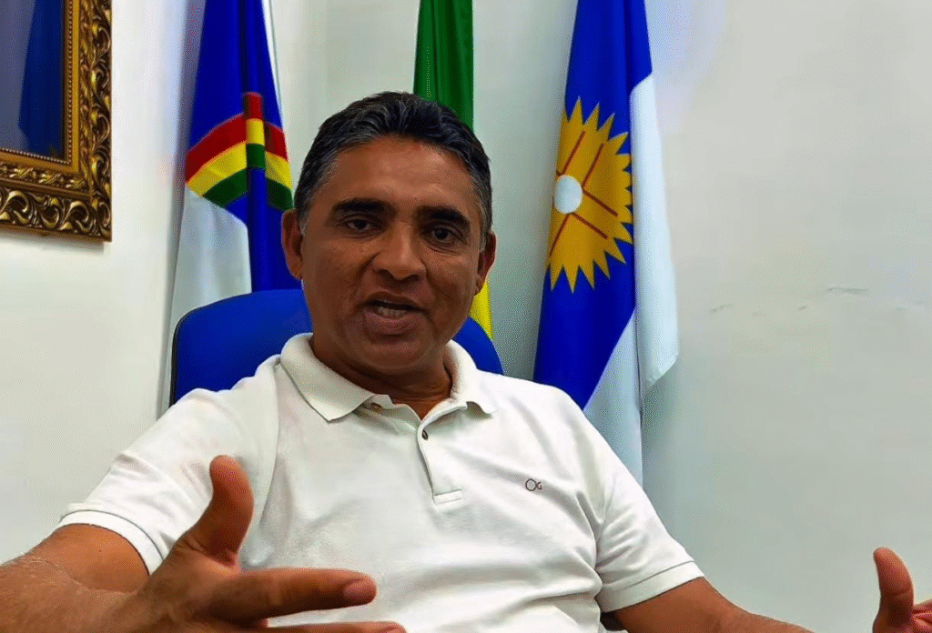 TSE suspende cassação e mantém prefeito de Custódia no cargo