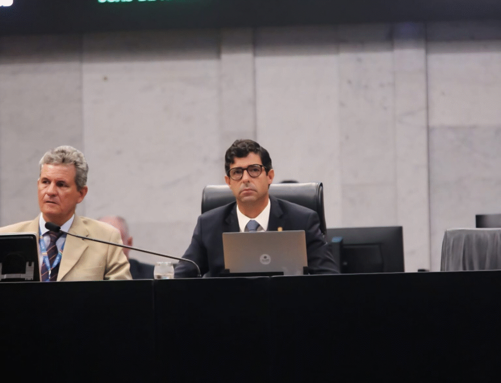 Rodrigo Farias assume interinamente a presidência da Alepe e instala sessão extraordinária