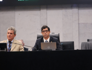 Rodrigo Farias assume interinamente a presidência da Alepe e instala sessão extraordinária