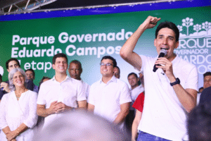 Ao lado de João Campos, ministro Silvio Costa Filho parabeniza ações da prefeitura durante entrega do Parque Eduardo Campos, no Pina