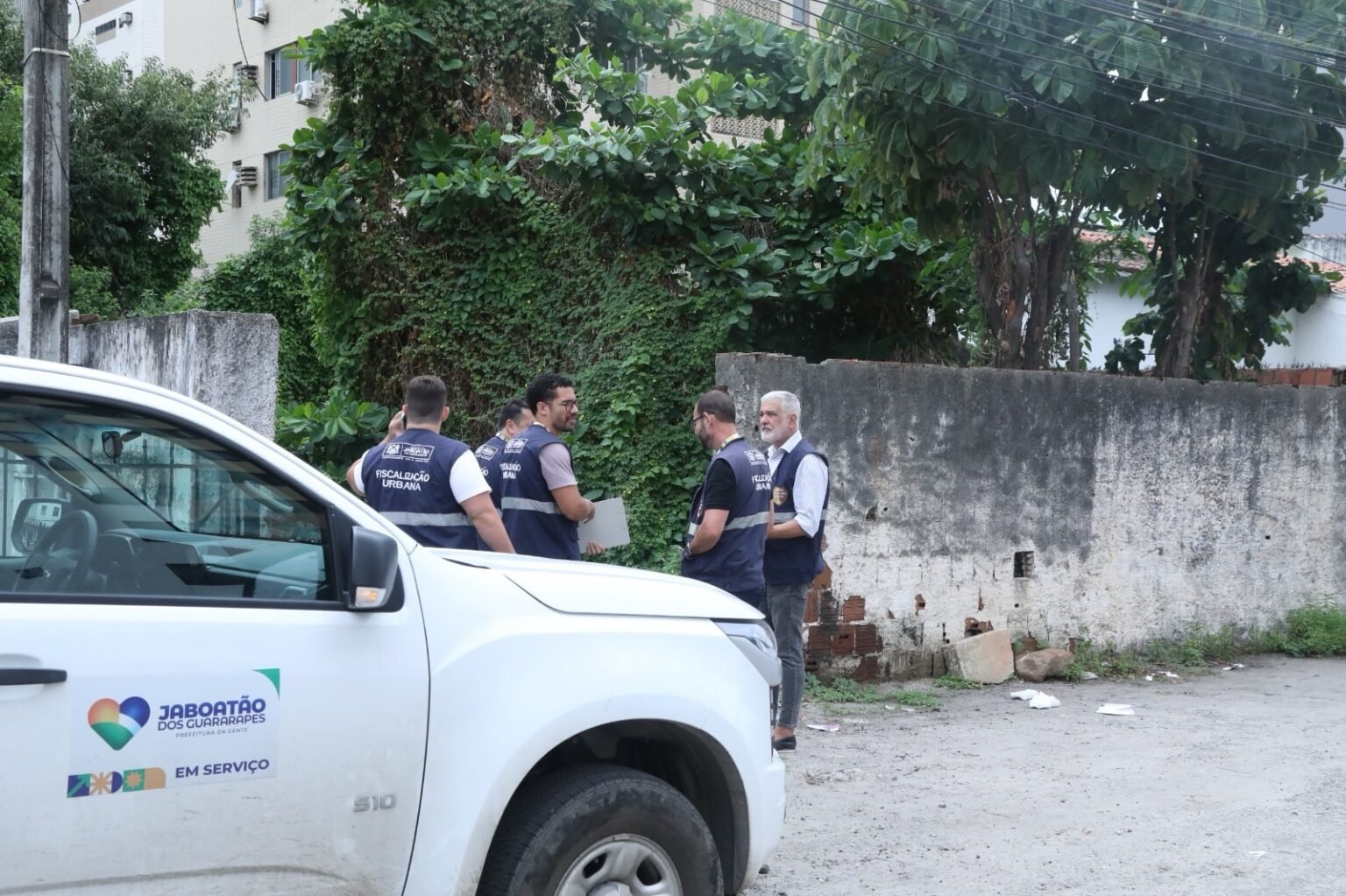 Planejamento Urbano do Jaboatão realiza autuação de terrenos irregulares em toda a cidade