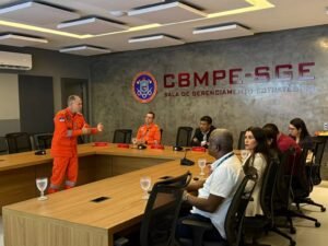 Joel da Harpa visita Corpo de Bombeiros e debate demandas da categoria