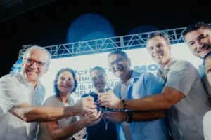 No Sertão, Raquel Lyra entrega títulos de propriedade, ônibus escolares e assina convênios voltados à infraestrutura urbana