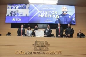 Eduardo Moura preside sessão solene que concede título de cidadão recifense ao superintendente da PRF em Pernambuco