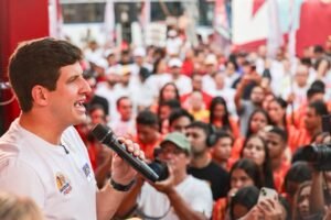 João Campos encerra 1º fim de semana de campanha após 40 horas de agendas