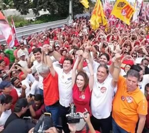 João Campos realiza caminhada em meio a multidão no Cabo de Santo Agostinho