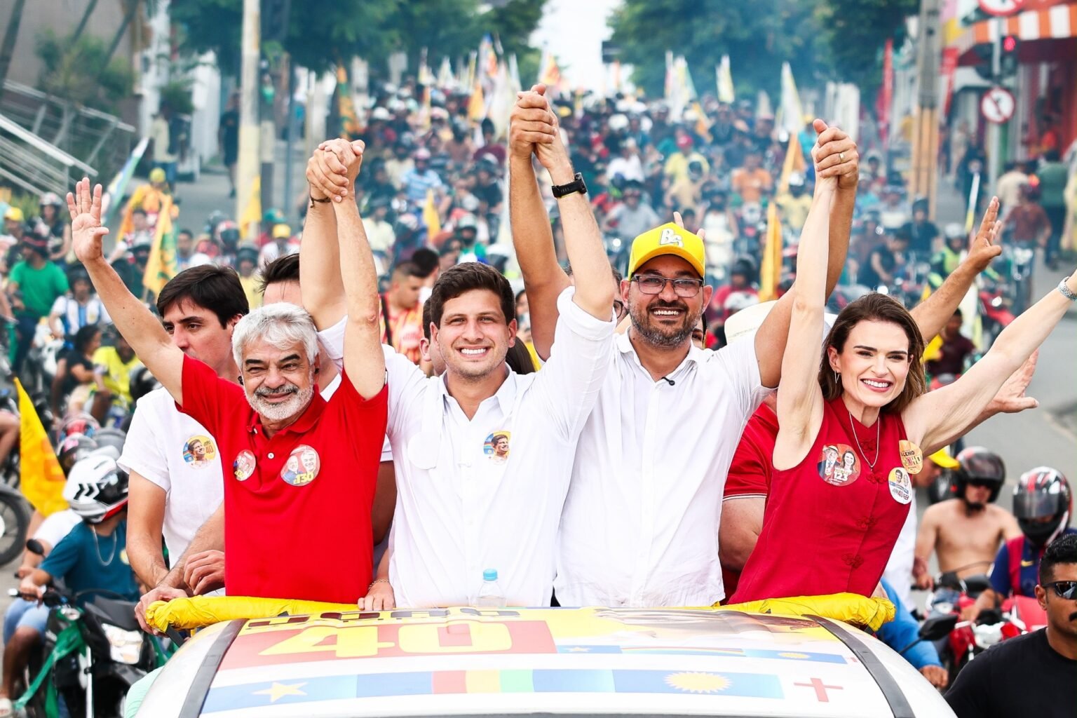 Gravatá se veste de amarelo em grande carreata com João Campos e a Frente Popular