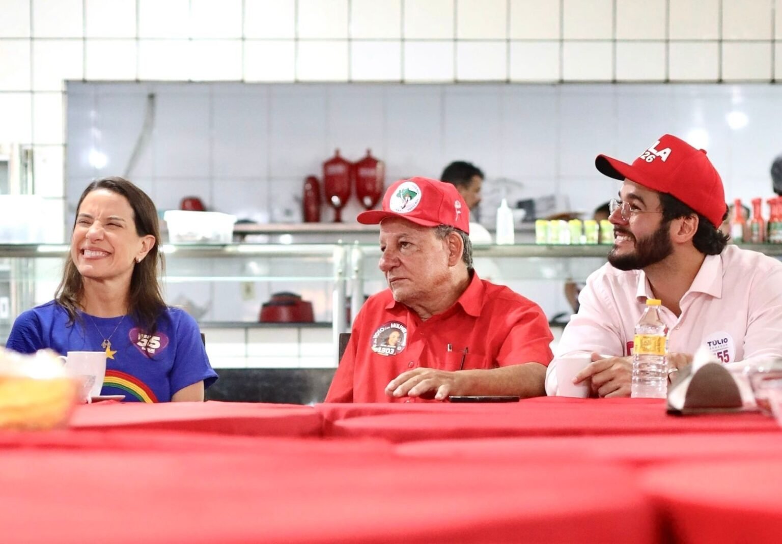 Em Caruaru, ao lado de Raquel Lyra, Túlio Gadêlha destaca novo campus da UPE e recebe carinho da população em caminhada