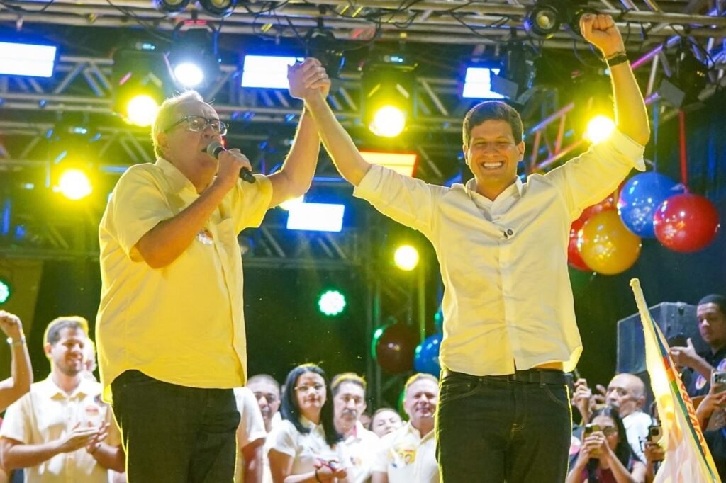 Álvaro defende mudança no comando do Estado e cita “governo dos tapumes”