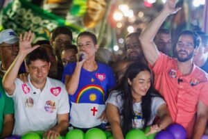 Raquel destaca a construção de creches em caminhada por Abreu e Lima