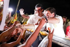 Após debate, João Campos percorre bairros da Zona Oeste em carreata